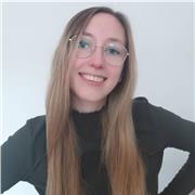 Englisch Tutorin, die individuell mit dem Lernenden gemeinsam es schafft, Englisch besser zu verstehen und zu sprechen.